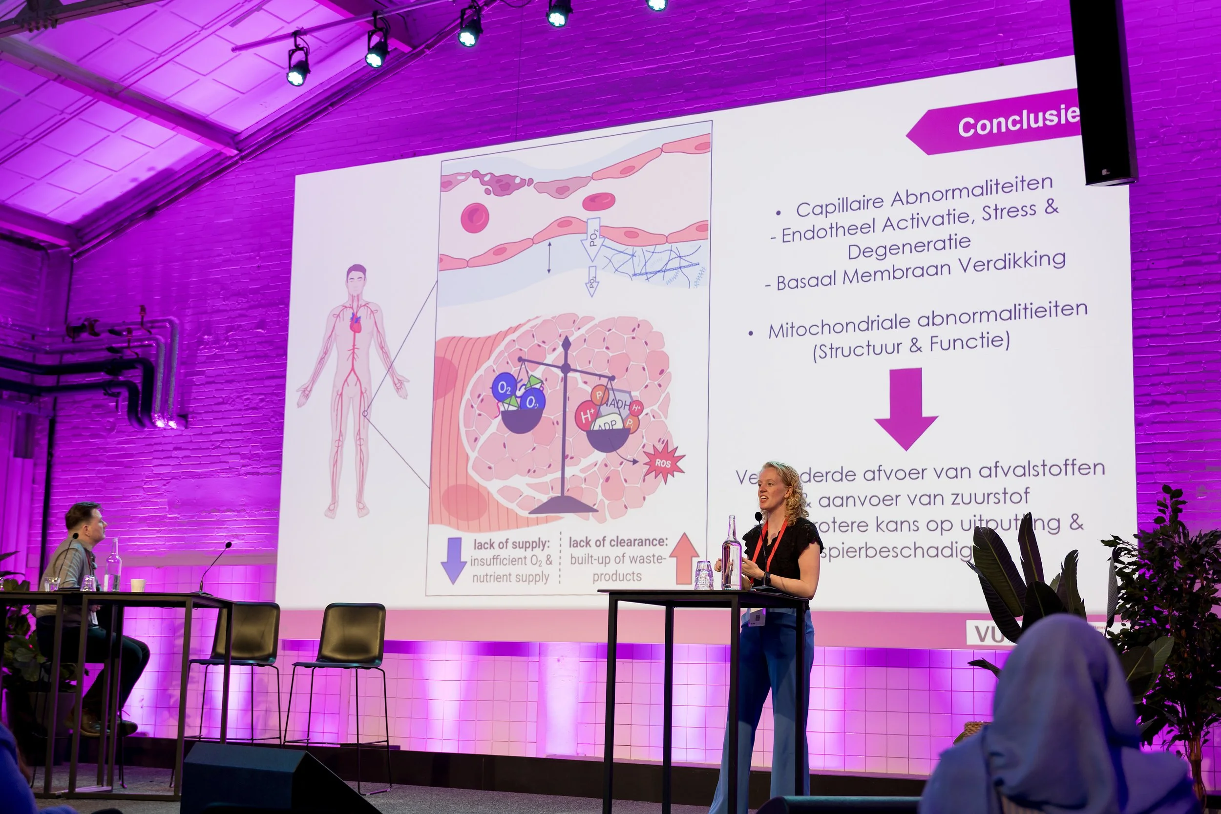 Anouk Slaghekke tijdens haar presentatie op de 3e Nederlandse Long COVID Dag in april 2026.