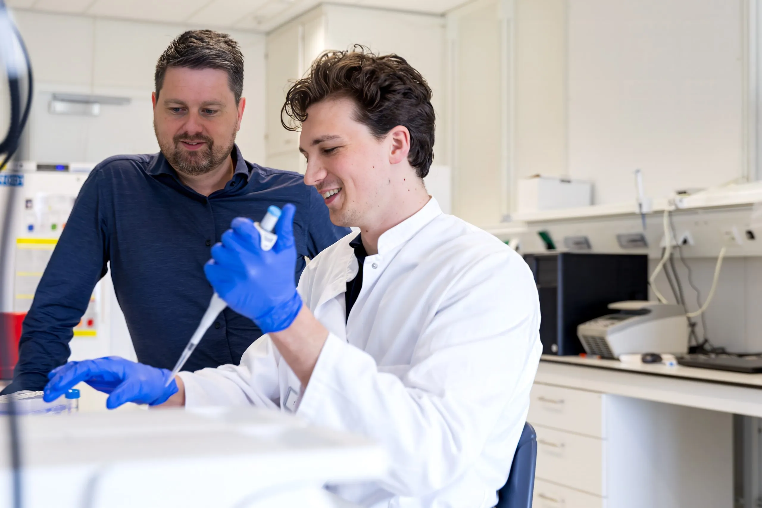 Onderzoeker Rob Wüst en een collega in het lab in het Amsterdam UMC.
