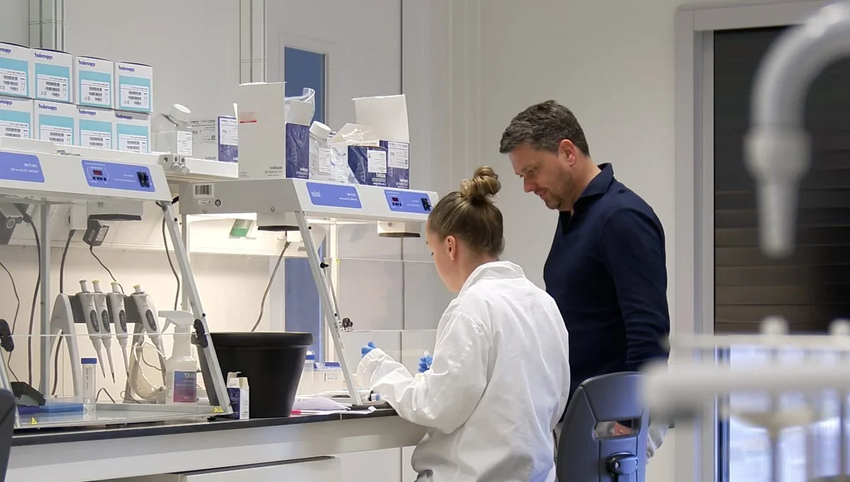 Onderzoeker Rob Wüst en een collega in het lab in het Amsterdam UMC.