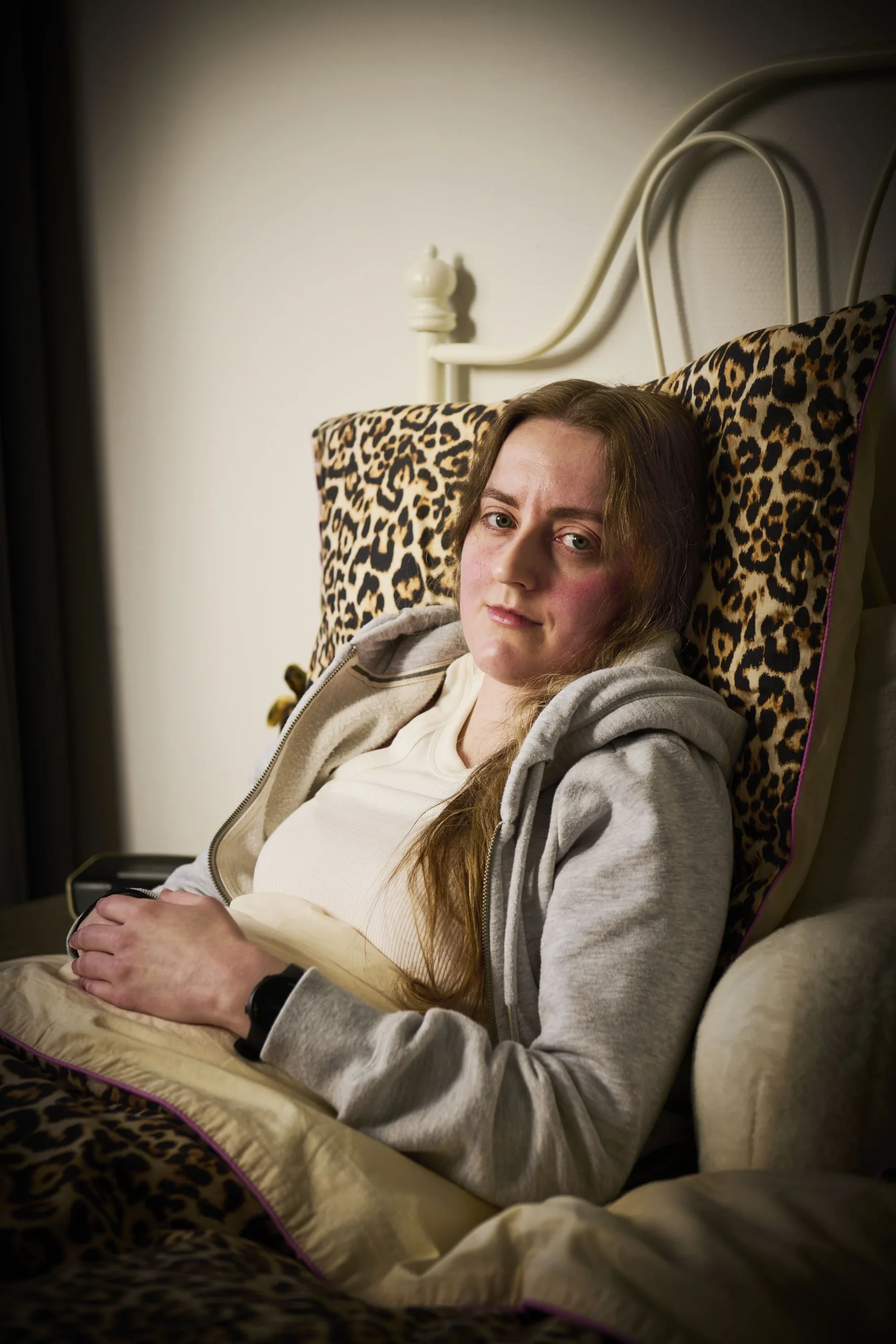 Melissa, een Long COVID patiënt, in bed.