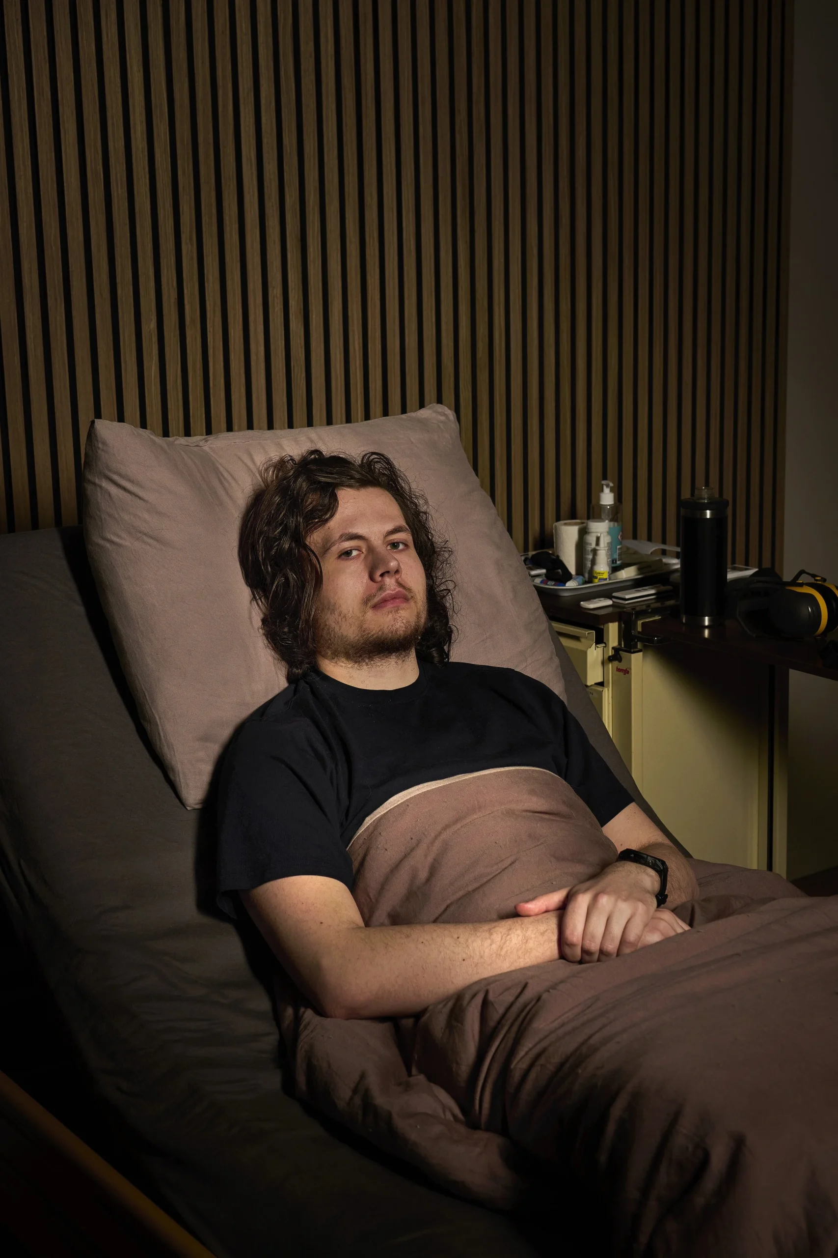 Kelvin, een Long COVID patiënt, in bed.