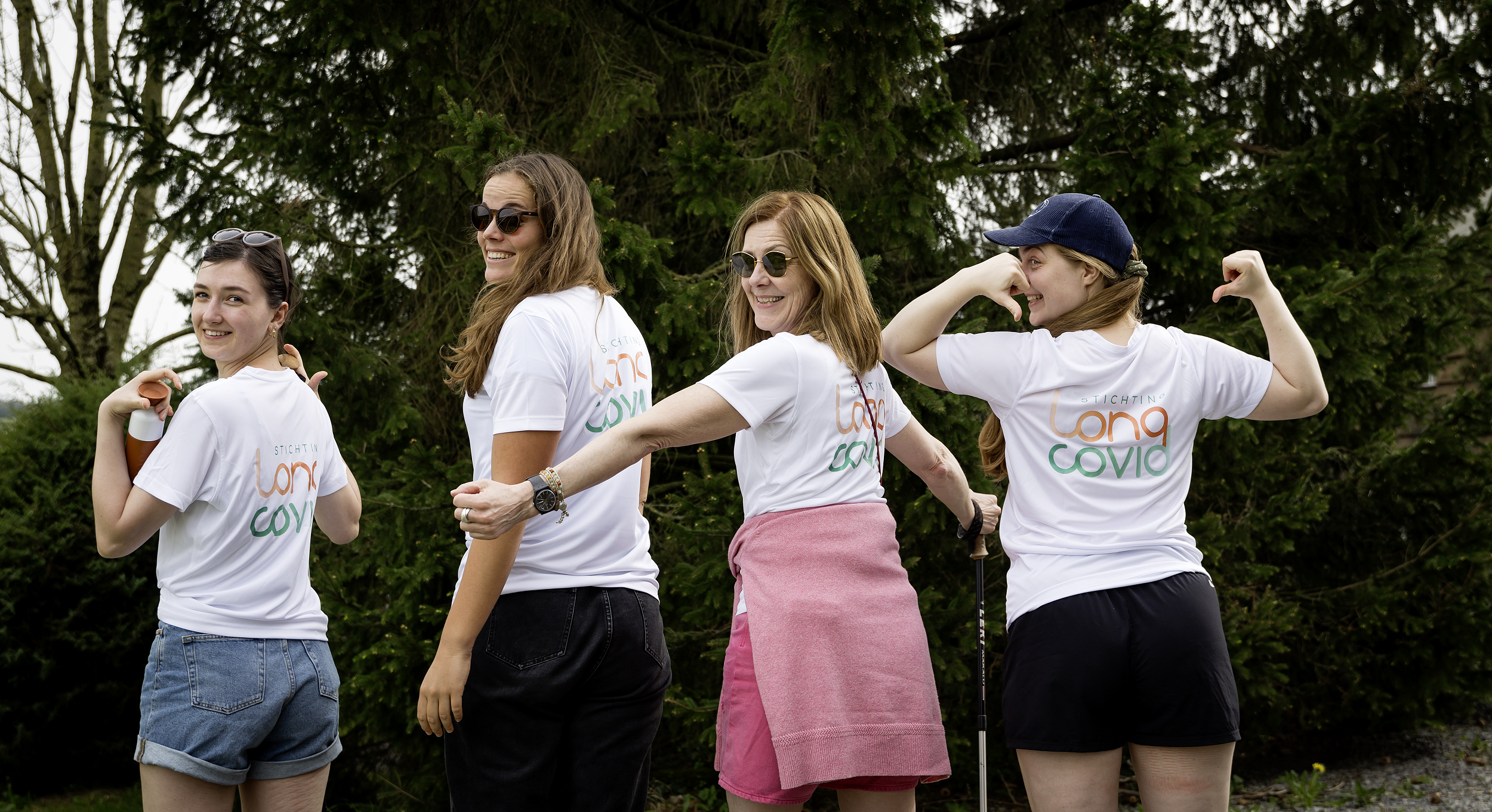 Actievoerders wandelen voor Stichting Long COVID.