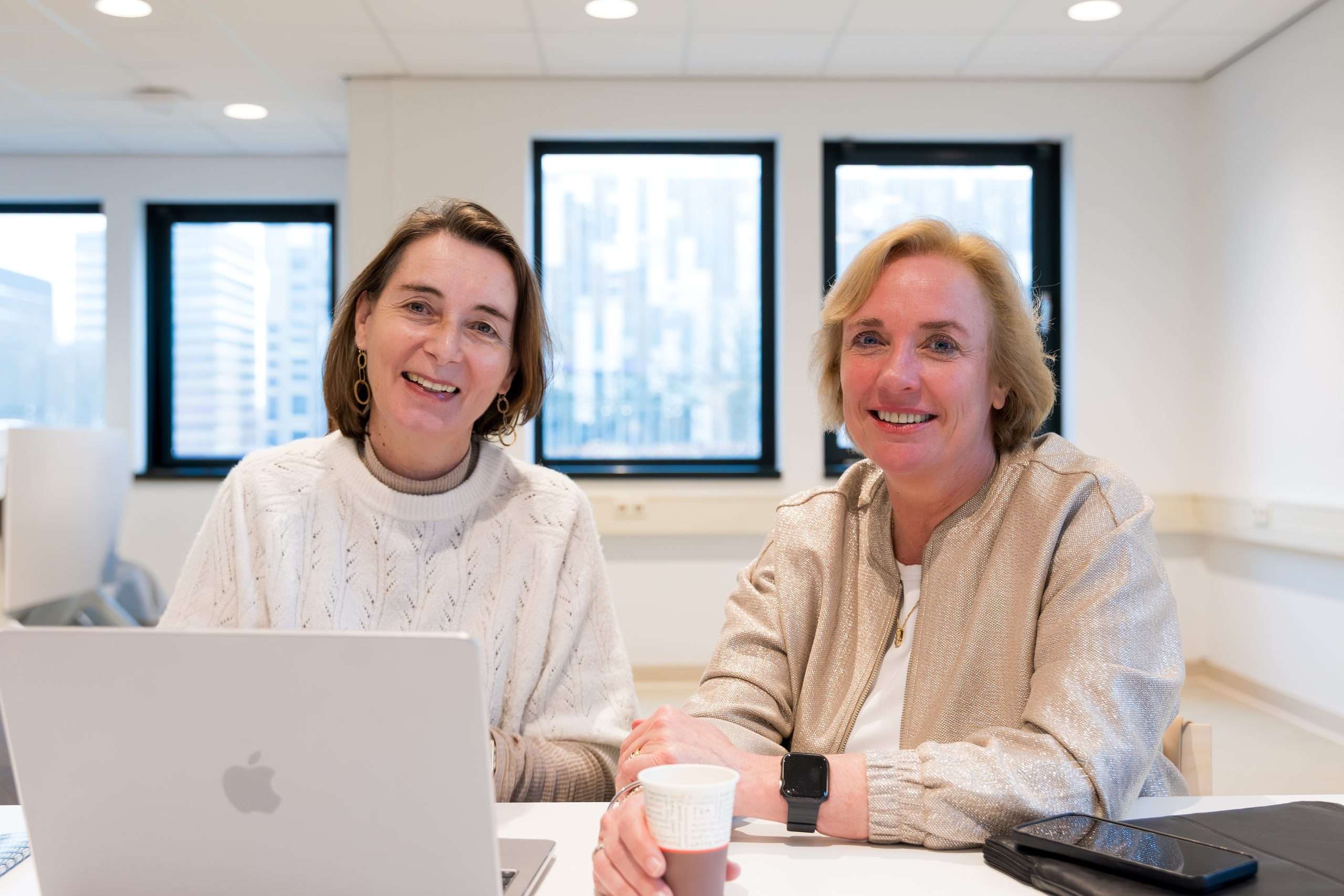 Stichting Long COVID oprichters Ellen Bark-Lindhout en Annelies Bos aan tafel.
