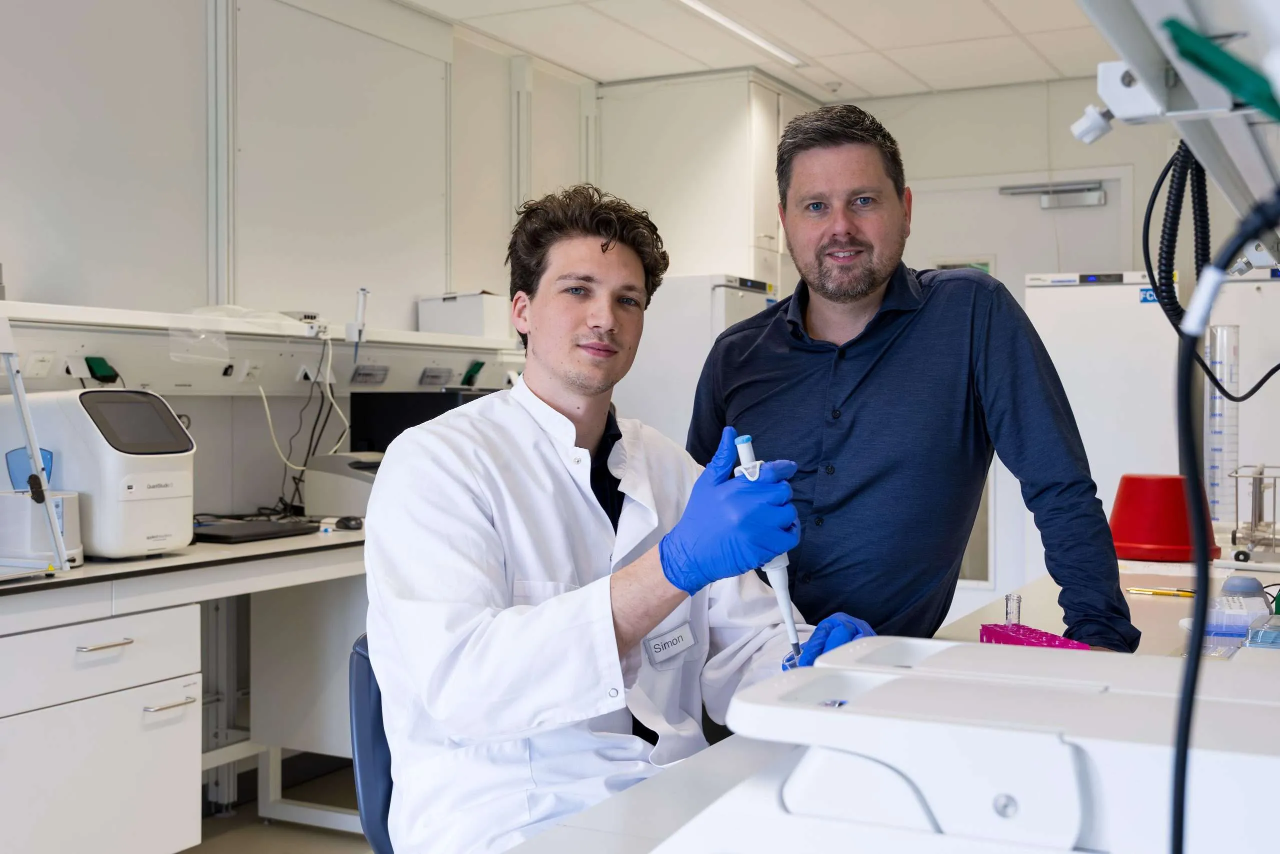Onderzoeker Rob Wüst en een collega in het lab van het Amsterdam UMC.