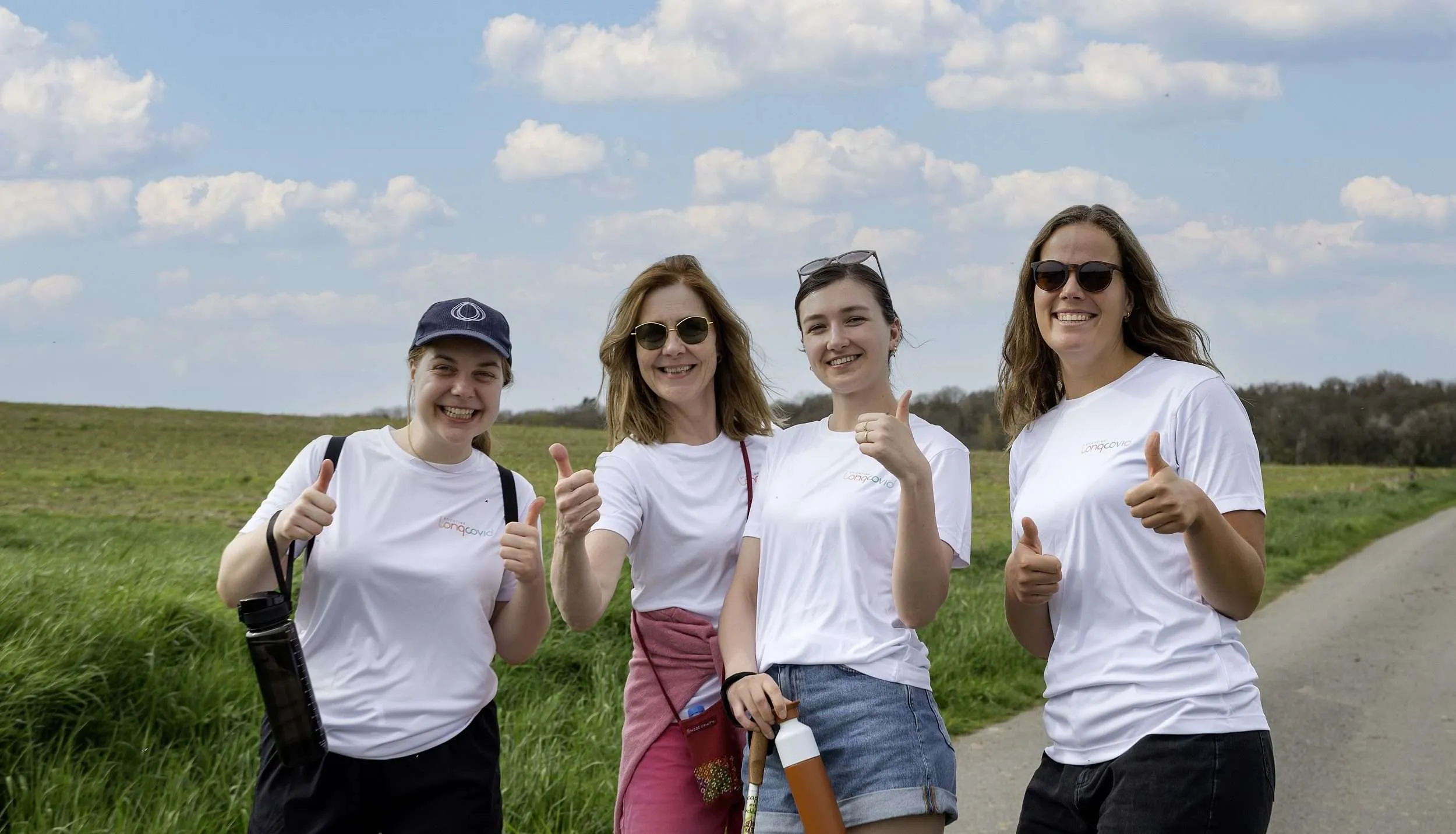 Actievoerders wandelen voor Stichting Long COVID.
