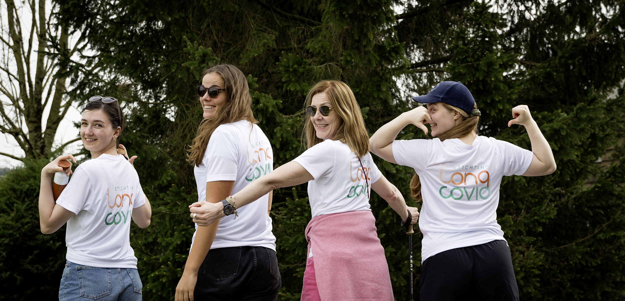 Actievoerders wandelen met Stichting Long COVID t-shirts aan.